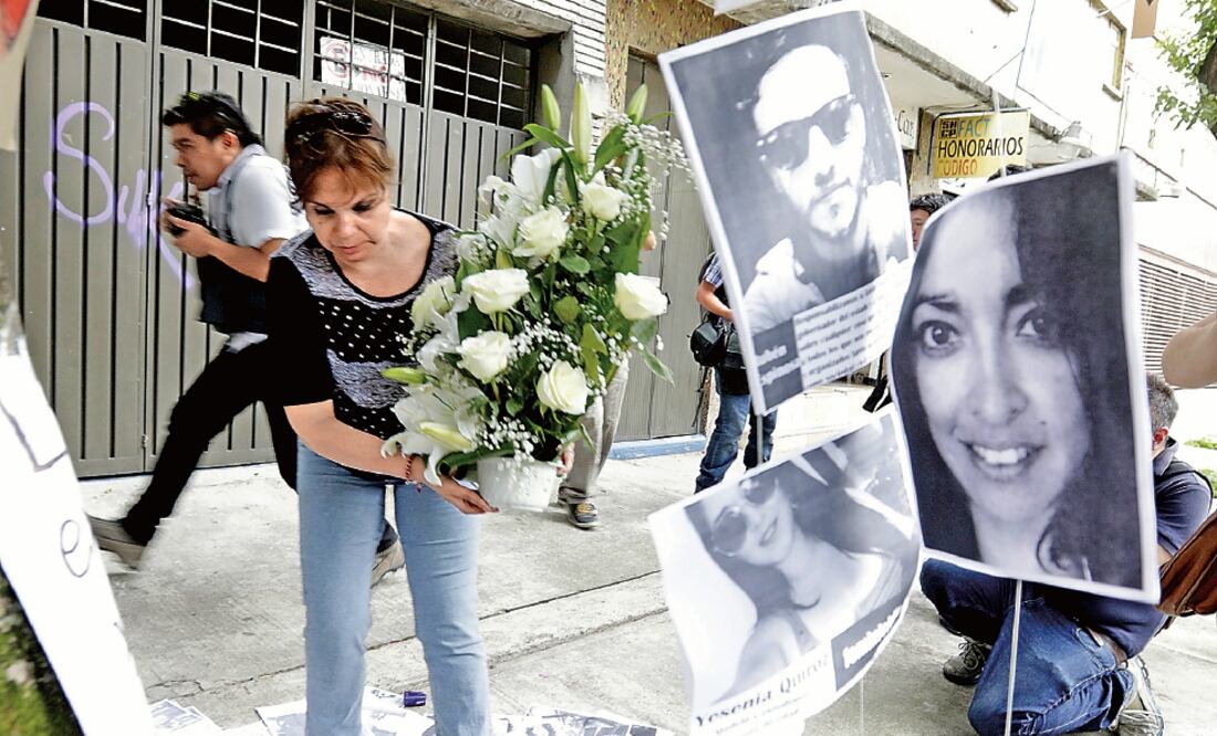 La mañana de ayer, amigos y familiares de Yesenia Quiroz, Nadia Vera y Rubén Espinosa acudieron al exterior del edificio donde encontraron sus cuerpos y colocaron una ofrenda con veladoras y fotografías de las víctimas (LUIS CORTÉS. EL UNIVERSAL)