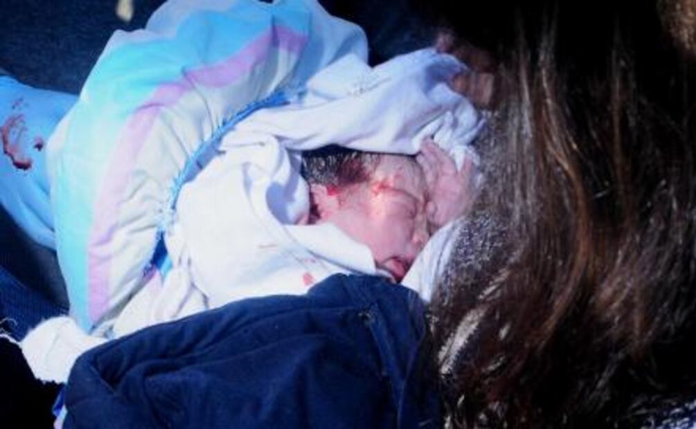 Mujer da a luz en Eje 3 Sur 