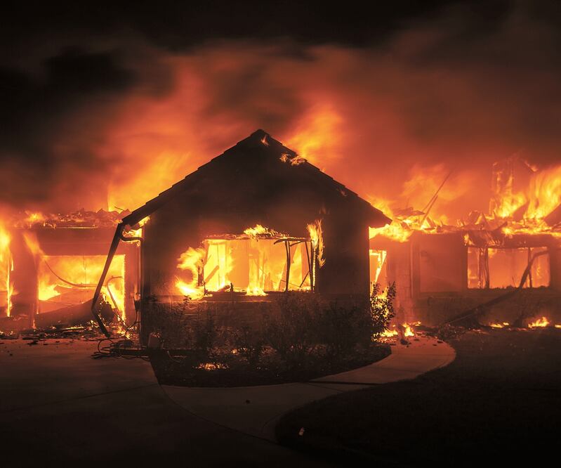 El incendio Hillside se extendió en San Bernardino, unos 100 km al este de Los Ángeles. Los habitantes vieron cómo sus propiedades se perdían por el fuego. Foto: NOAH BERGER. AP