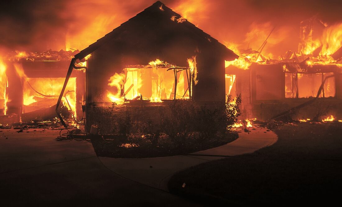 El incendio Hillside se extendió en San Bernardino, unos 100 km al este de Los Ángeles. Los habitantes vieron cómo sus propiedades se perdían por el fuego. Foto: NOAH BERGER. AP