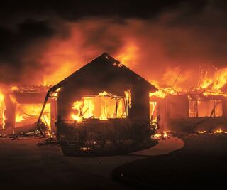 Vientos avivan los incendios en California