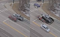 VIDEO: Socavón "devora" dos autos en Nebraska; conductores salen ilesos