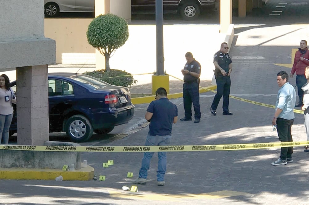 En el estacionamiento del restaurante donde ocurrió la balacera quedaron más de una docena de casquillos percutidos en torno al Jetta negro de los presuntos ladrones, así como en los cristales del negocio y en la entrada sur del lugar (REBECA JIMÉNEZ. EL)