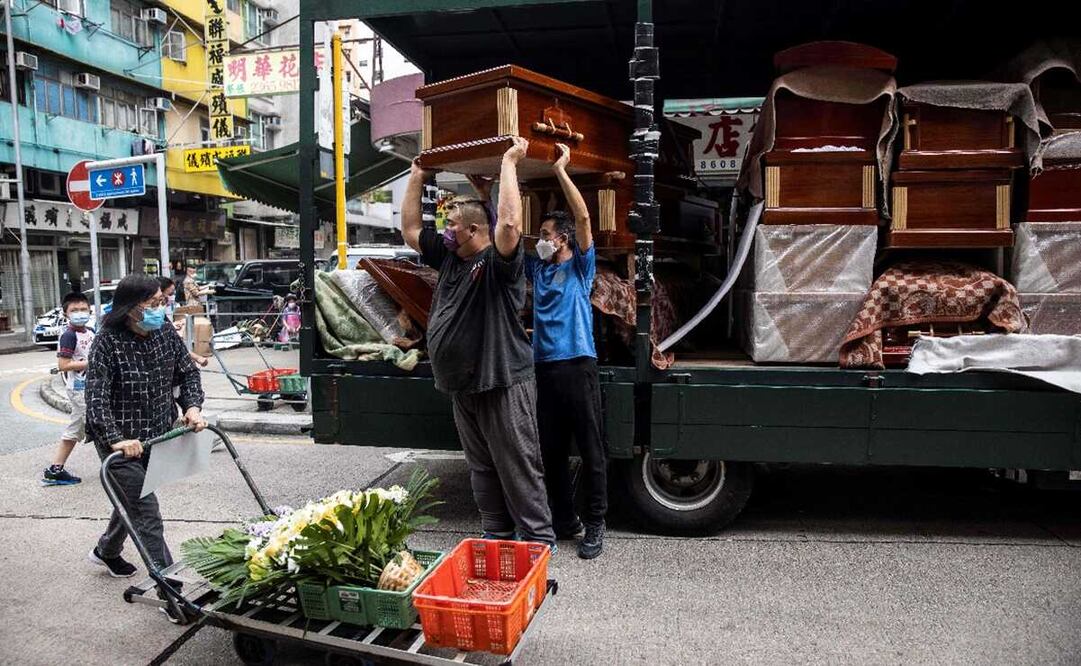 Ataúdes vacíos se entregan a una tienda de servicios funerarios en el distrito de Kowloon de Hong Kong, actualmente es uno de los países con más casos de infección por Ómicron. Foto: AFP/Isaac Lawrence, archivo