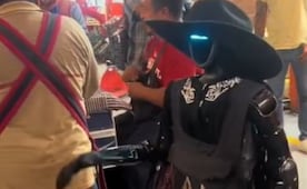 Visitante del futuro recorre los pasillos de la Central de Abastos