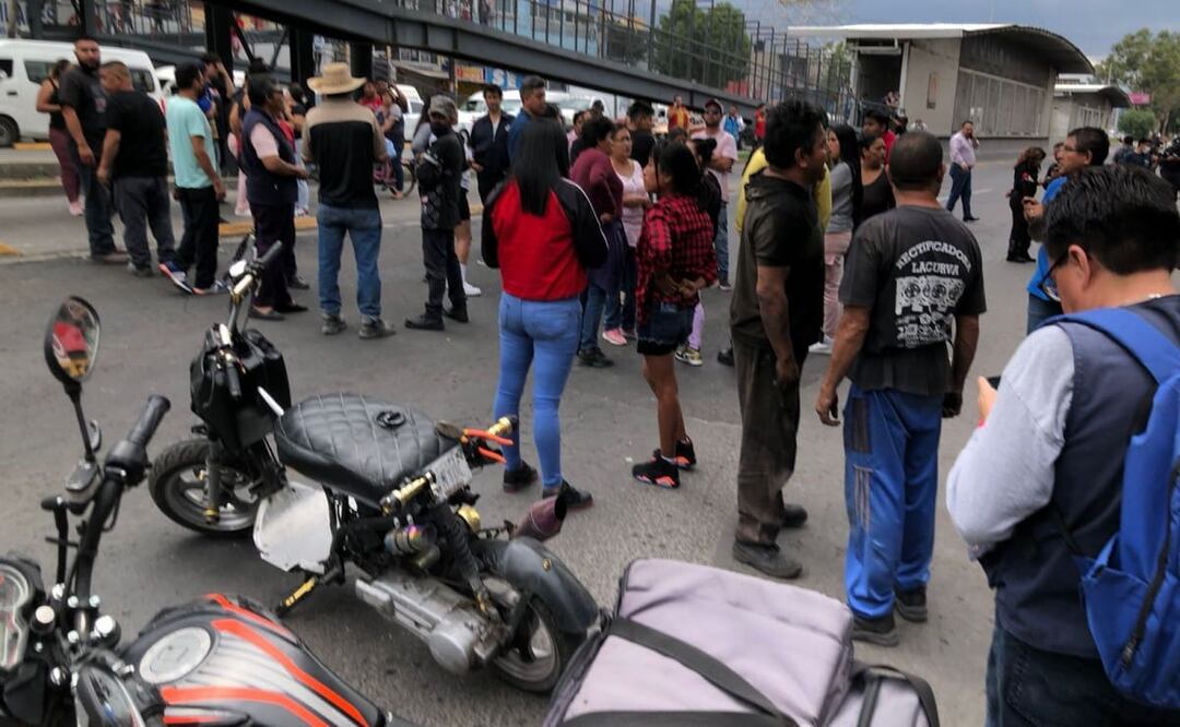 Lose vecinos se congregaron para bloquear la avenida e impedir el paso de vehículos, incluidas las unidades articuladas de la Línea 2 del Mexibús. Foto: Especial