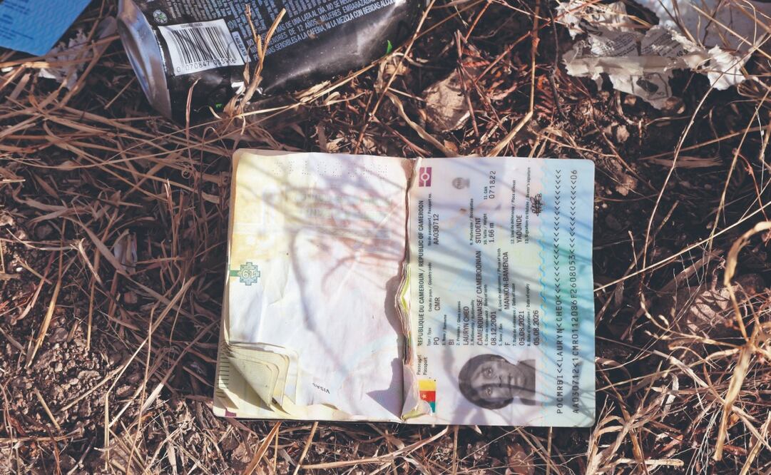 Documentos de identidad se encuentran tirados en la frontera mexicana-estadounidense como testigos del paso diario de personas que buscan el sueño americano y mejorar sus condiciones de vida. FOTO: VALENTE ROSAS. EL UNIVERSAL