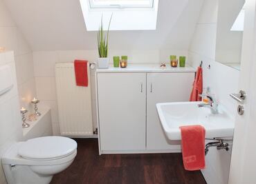 Cómo preparar un ambientador barato para combatir los malos olores del baño