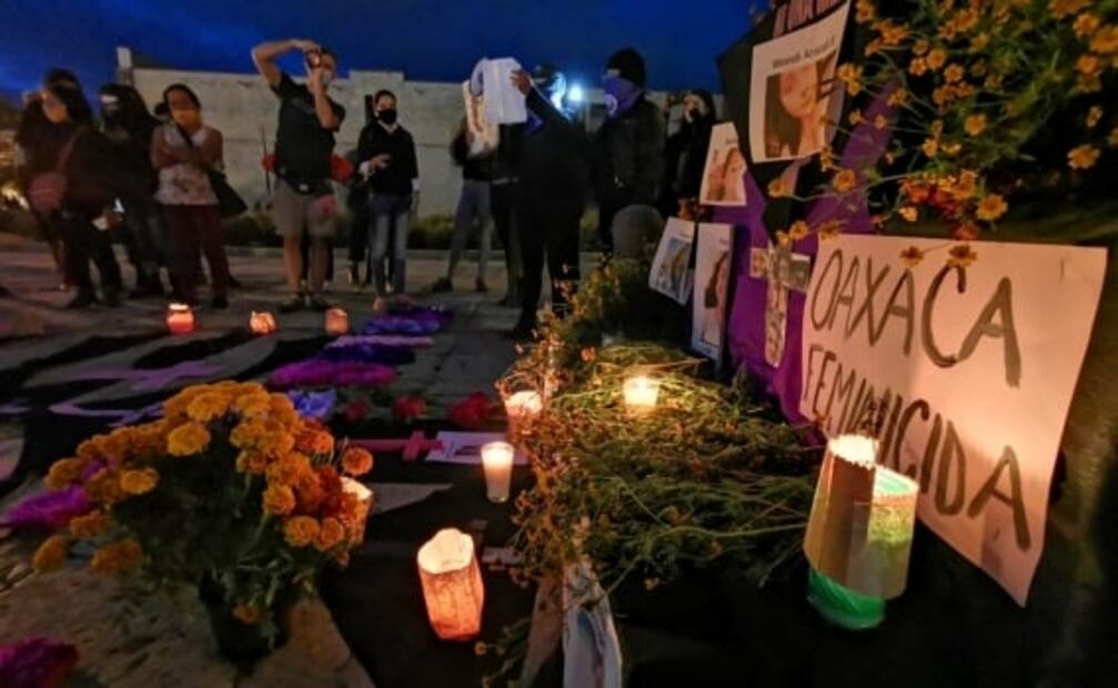 Con una ofrenda y veladoras, feministas recuerdan a mujeres asesinadas en Oaxaca