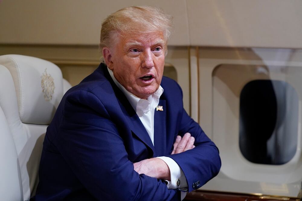El expresidente Donald Trump habla con los reporteros durante un vuelo tras un mitin de campaña en Waco, Texas, el sábado 25 de marzo de 2023, con destino a West Palm Beach, Florida. Foto: Evan Vucci/AP