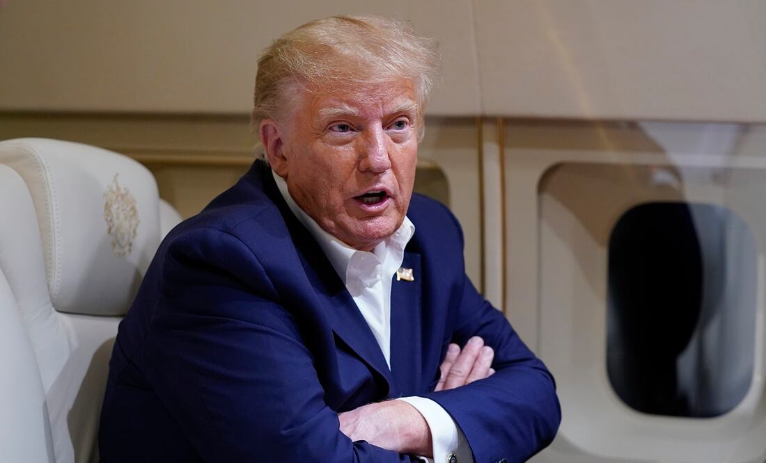 El expresidente Donald Trump habla con los reporteros durante un vuelo tras un mitin de campaña en Waco, Texas, el sábado 25 de marzo de 2023, con destino a West Palm Beach, Florida. Foto: Evan Vucci/AP