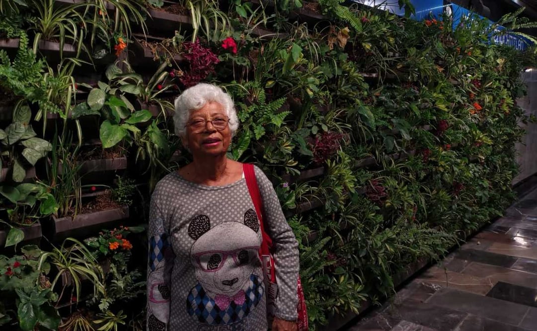 Pasajeros llenan de selfies la estación Zócalo; muros verdes se vuelven un atractivo.
Foto: Arantxa Meave