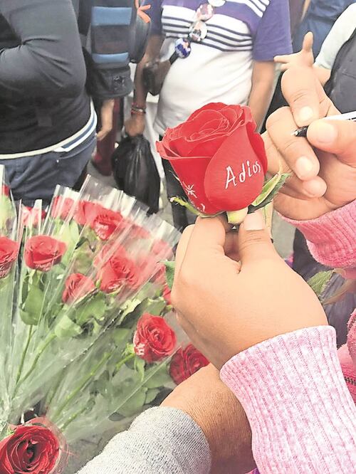 Comerciantes ofrecían rosas para escribirle pensamientos al músico (ABIDA VENTURA. EL UNIVERSAL)