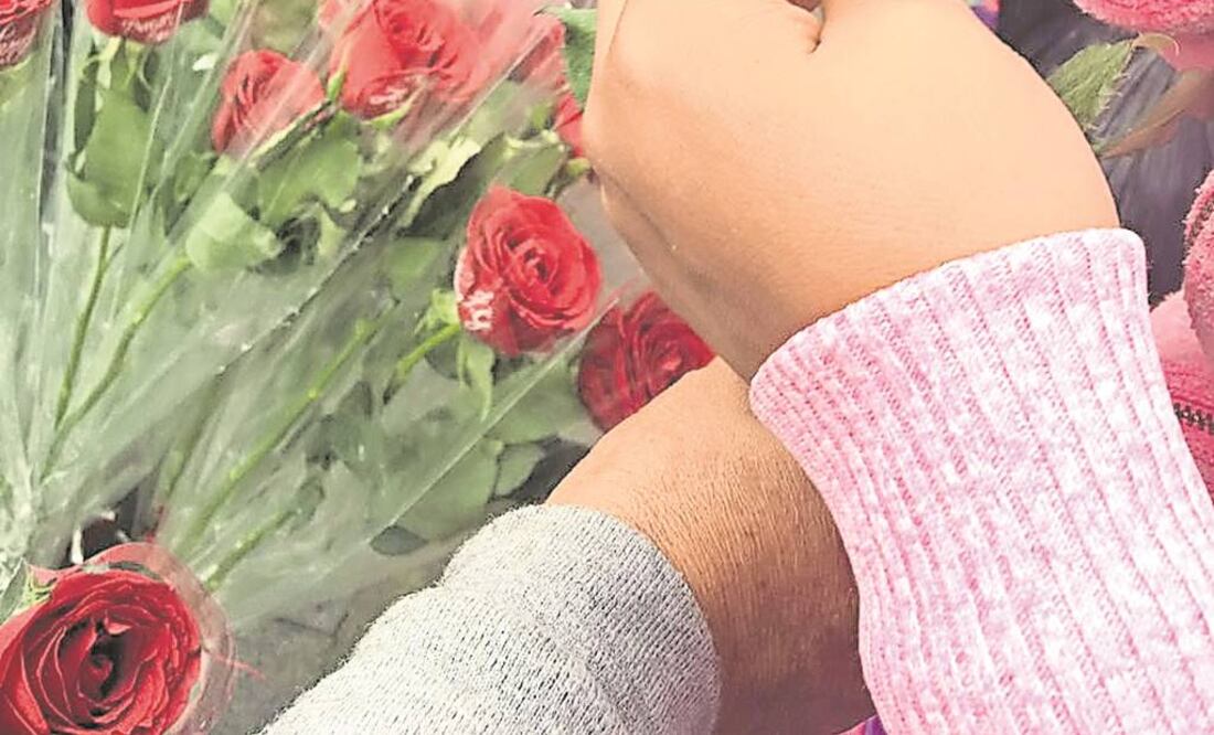 Comerciantes ofrecían rosas para escribirle pensamientos al músico (ABIDA VENTURA. EL UNIVERSAL)