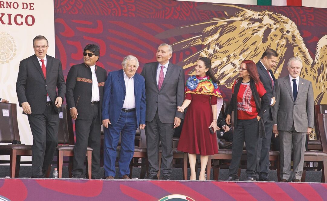 Las corcholatas convivieron con los invitados especiales del desfile.