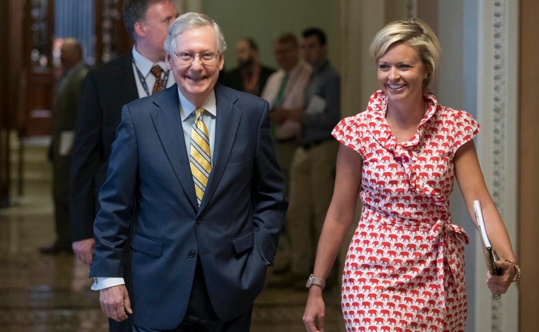 El líder de la mayoría en el Senado, el republicano Mitch McConnell y su directora de operaciones, Stefanie Hager Muchow. (Foto: EFE)