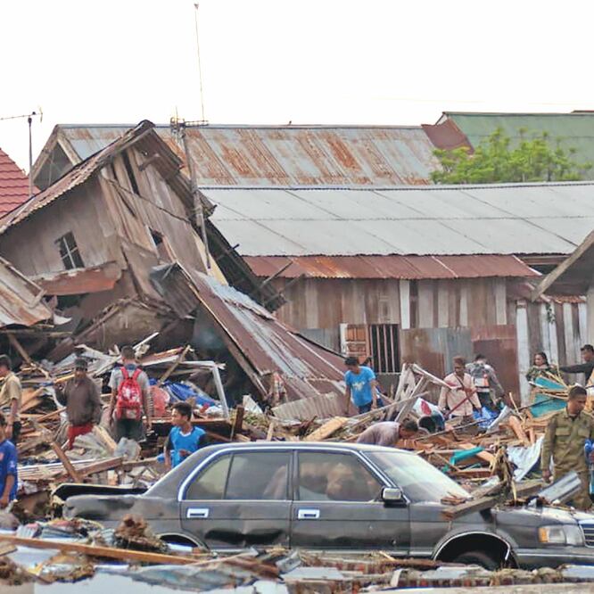 Indonesios intentaban rescatar sus pertenencias entre los escombros de sus hogares, tras el terremoto y tsunami que golpearon a Palu. MUHAMMAD RIFKI. AFP