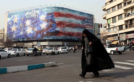 Mural en Teherán ilustra ataque a portaaviones estadounidense; crecen tensiones con EU