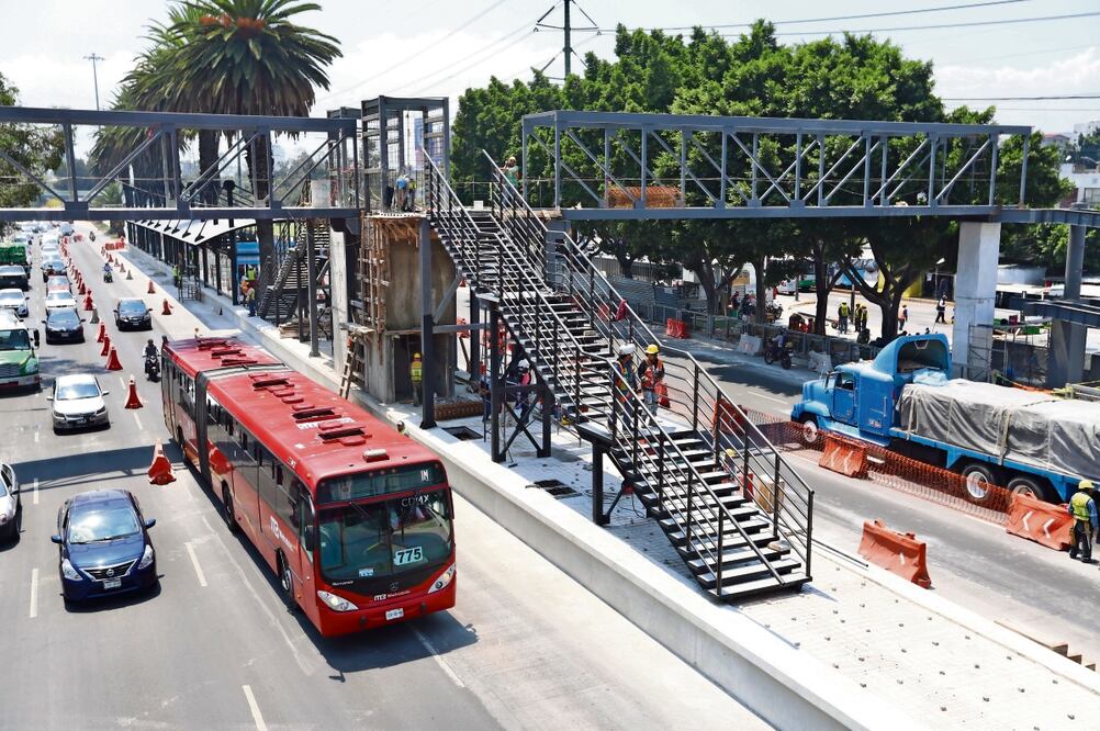 El domingo concluyó el montaje de la pasarela peatonal de interconexión en ambos sentidos de la nueva estación de Mexibús La Raza, informó la Secretaría de Obras y servicios. Foto: Berenice Fregoso / El Universal