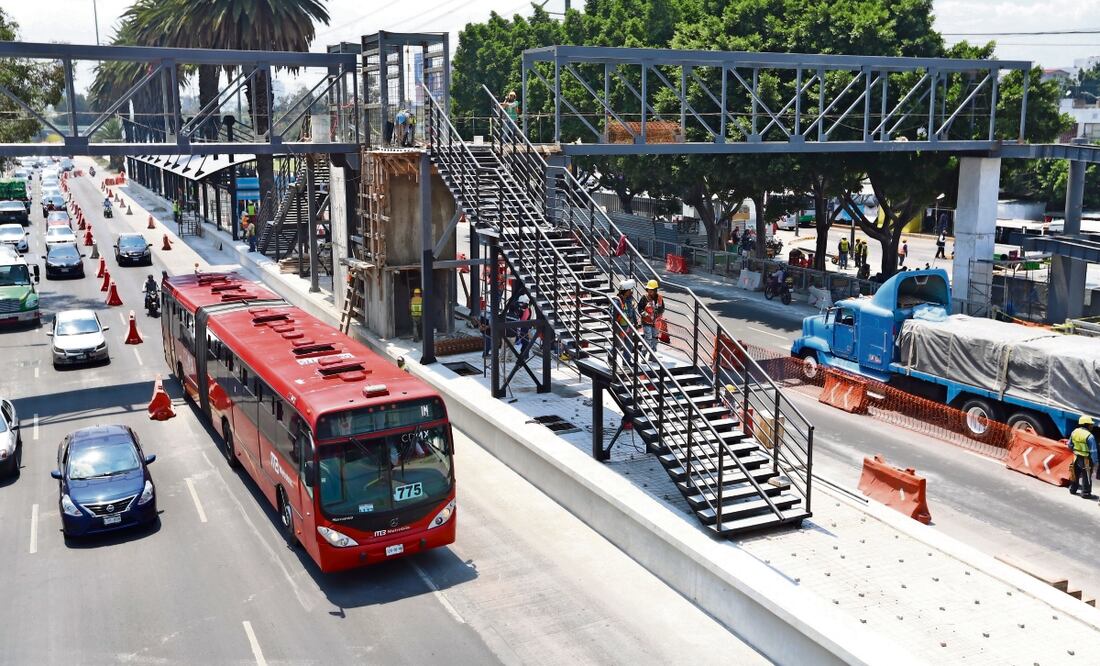 El domingo concluyó el montaje de la pasarela peatonal de interconexión en ambos sentidos de la nueva estación de Mexibús La Raza, informó la Secretaría de Obras y servicios. Foto: Berenice Fregoso / El Universal