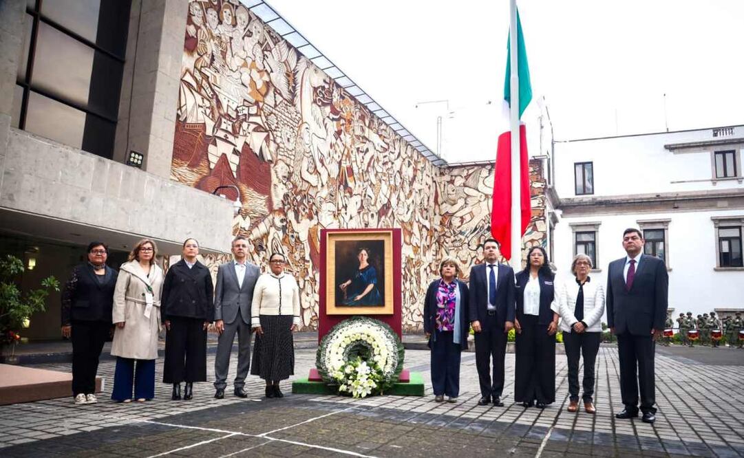 Izan Bandera de México a media asta en memoria de una mujer. Foto: Especial