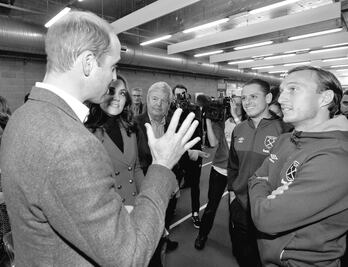 Duques de Cambridge le dan la bienvenida a Chicharito