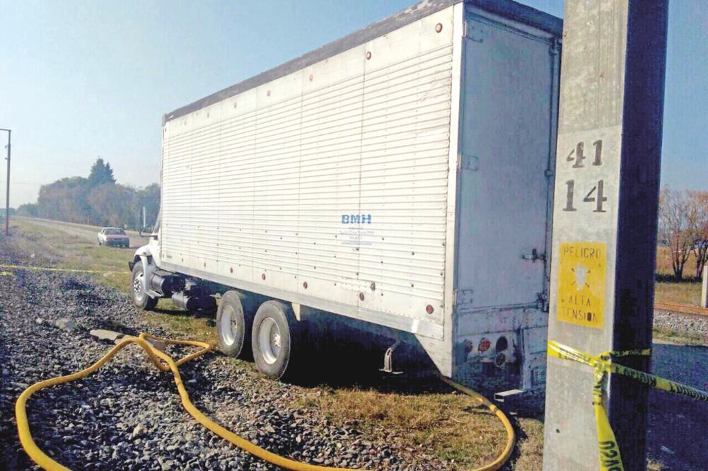 En los alrededores del kilómetro 41, en el barrio Las Ánimas, un tráiler con una caja blanca estaba detenido en la carretera que va paralela a los ductos de Pemex. En el interior había tinacos con capacidad de mil litros cada uno. (ESPECIAL)