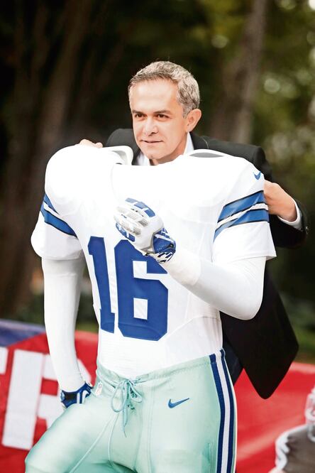 El jefe de Gobierno, Miguel Ángel Mancera, presentó las actividades que se podrán realizar durante NFL Fan Fest CDMX, en Chapultepec. (FOTO: LUIS CORTÉS. EL UNIVERSAL)