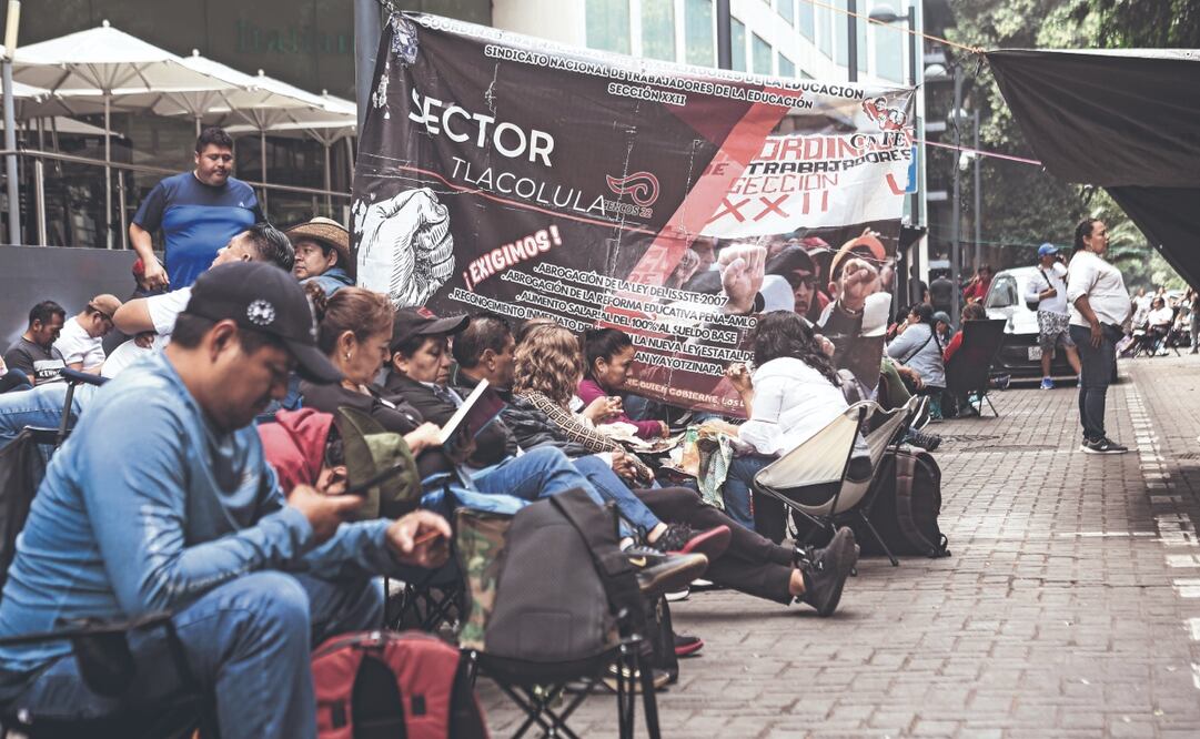Maestros de la Coordinadora se manifestaron ayer frente a instituciones bancarias en avenida Paseo de la Reforma. Foto: de GABRIEL PANO. EL UNIVERSAL