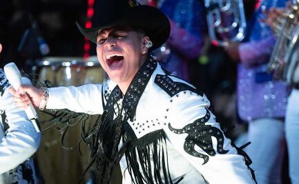 ¿Aburrido? Pareja va a concierto de Grupo Firme y se queda dormida 