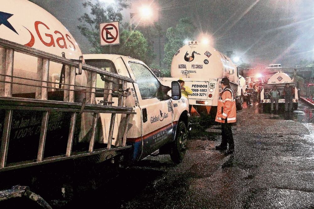 En la zona metropolitana, el combustible aún se traslada en pipas, cuando en otras ciudades se hace con ductos, denunció el ex titular de Conagua, José Luis Luege (ARCHIVO EL UNIVERSAL)
