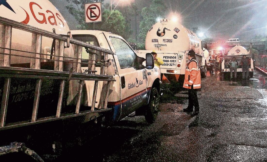 En la zona metropolitana, el combustible aún se traslada en pipas, cuando en otras ciudades se hace con ductos, denunció el ex titular de Conagua, José Luis Luege (ARCHIVO EL UNIVERSAL)