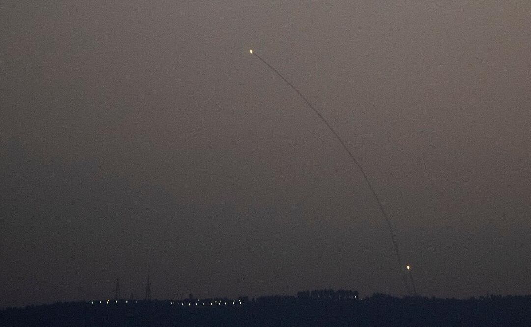 El sistema de defensa aérea israelí "Cúpula de Hierro" intercepta cohetes lanzados desde Líbano, en el norte de Israel, el lunes 14 de octubre de 2024. Foto: AP