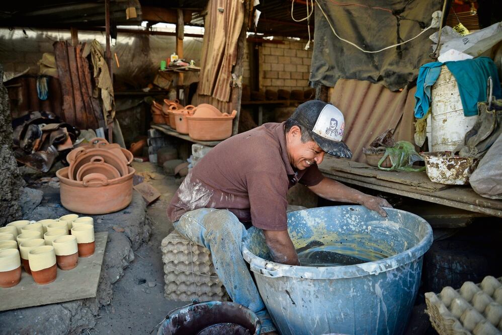 Los hornos tradicionales que utilizan los artesanos alcanzan hasta los 800 grados y las piezas no se dejan el
tiempo suficiente, eso hace que el barniz siga vivo y afecte la salud de las personas. Foto: de Tony Rivera. El Universal