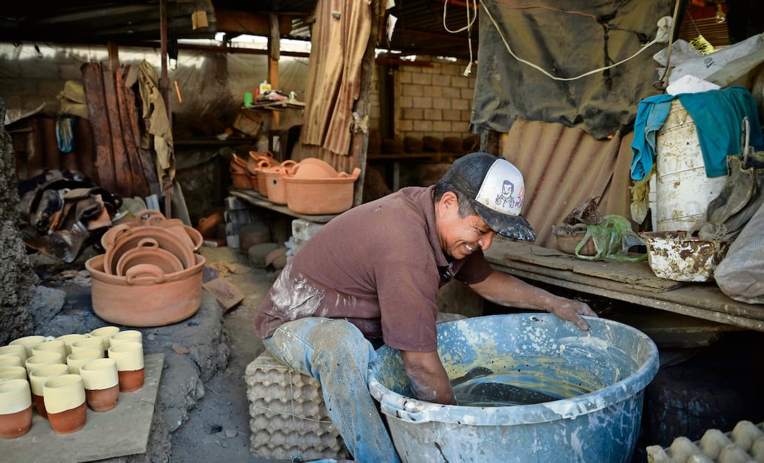 Los hornos tradicionales que utilizan los artesanos alcanzan hasta los 800 grados y las piezas no se dejan el
tiempo suficiente, eso hace que el barniz siga vivo y afecte la salud de las personas. Foto: de Tony Rivera. El Universal
