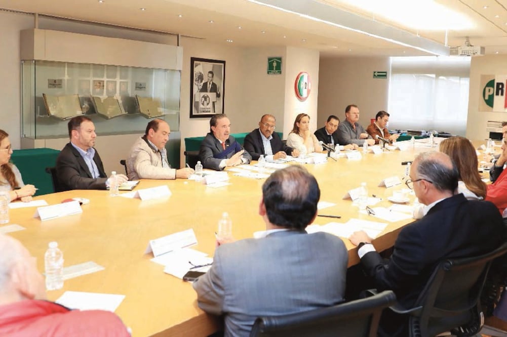 El dirigente nacional del PRI, René Juárez Cisneros, se reunió con líderes priístas, a quienes les pidió unidad (ESPECIAL)