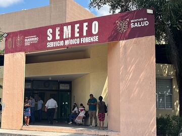 Familiares de desaparecidos acuden al Semefo tras hallazgo de 11 cuerpos en Chilpancingo