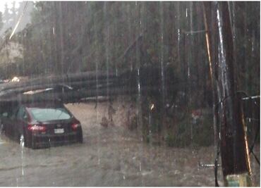 Inundaciones, bardas derrumbadas y hasta la caída de un rayo en una casa; el saldo de las fuertes lluvias de este viernes en Naucalpan