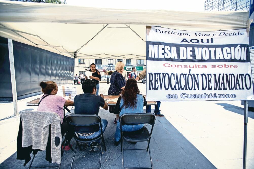Según los organizadores, por lo menos votaron 18 mil de las 50 mil personas que esperaban en las 33 colonias de la delegación Cuauhtémoc, donde instalaron 62 de 79 mesas de recepción (GERMÁN ESPINOSA. EL UNIVERSAL)