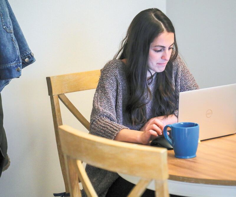 Expertos comentan que una enorme cantidad de mexicanos no podrá hacer home office porque la naturaleza de su trabajo lo impide. Foto: BEBETO MATTHEWS. AP