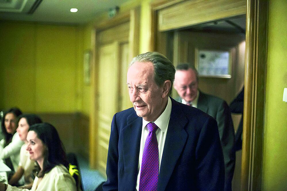 Juan Miguel Villa-Mir, presidente de OHL, a su llegada a la conferencia ayer en Madrid, en la que dijo sentirse avergonzado de los escándalos en México (JUAN MEDINA / REUTERS)