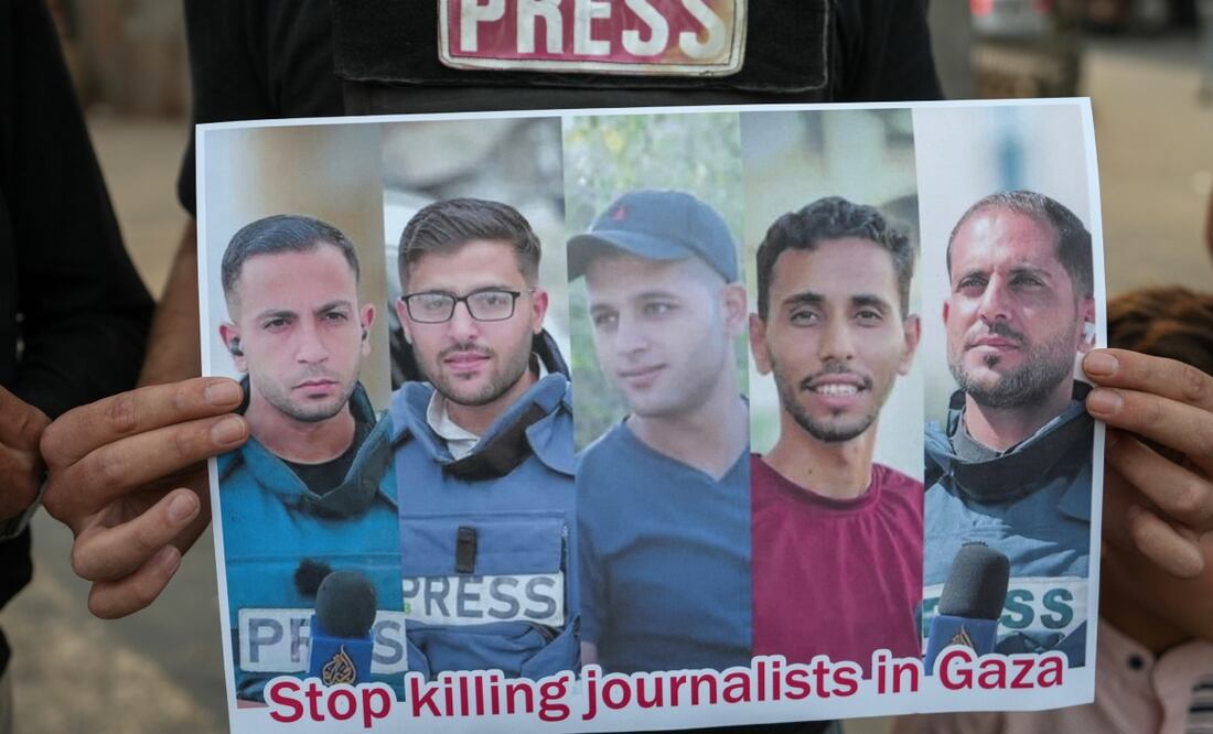 Un periodista sirio sostiene una fotografía de periodistas palestinos fallecidos durante una protesta contra el asesinato de periodistas en la Franja de Gaza, en Idlib, noroeste de Siria, el 11 de agosto de 2025. Foto: EFE