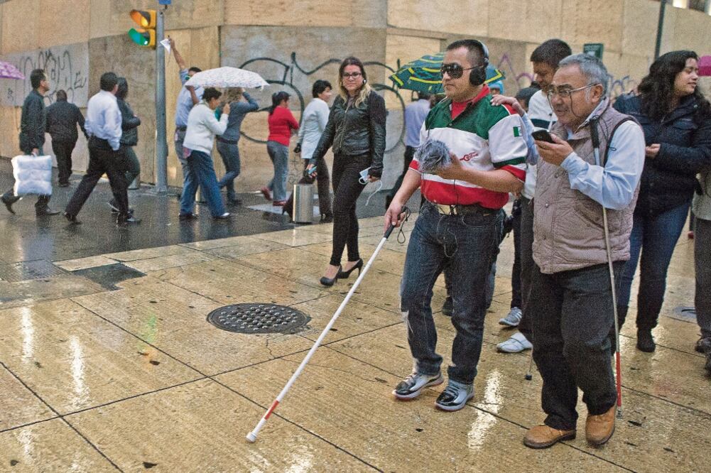 De acuerdo con el Inegi, en México más de un millón de personas padecen alguna discapacidad visual (ARCHIVO EL UNIVERSAL)