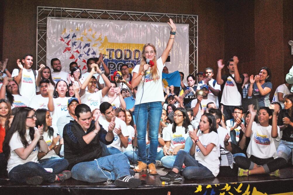 Lilian Tintori, esposa del opositor Leopoldo López, encabeza un encuentro en favor de la liberación de su marido, el lunes pasado en Maracaibo, Venezuela (EFE)