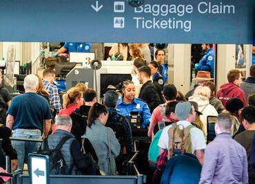 Demandan al gobierno de Trump por revisar celulares y laptops en fronteras