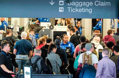 Demandan al gobierno de Trump por revisar celulares y laptops en fronteras