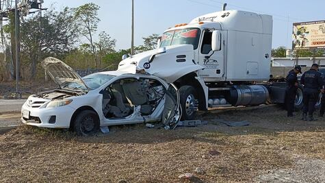 Conductor de tráiler se queda dormido y ocasiona fuerte accidente en carretera Mérida-Campeche