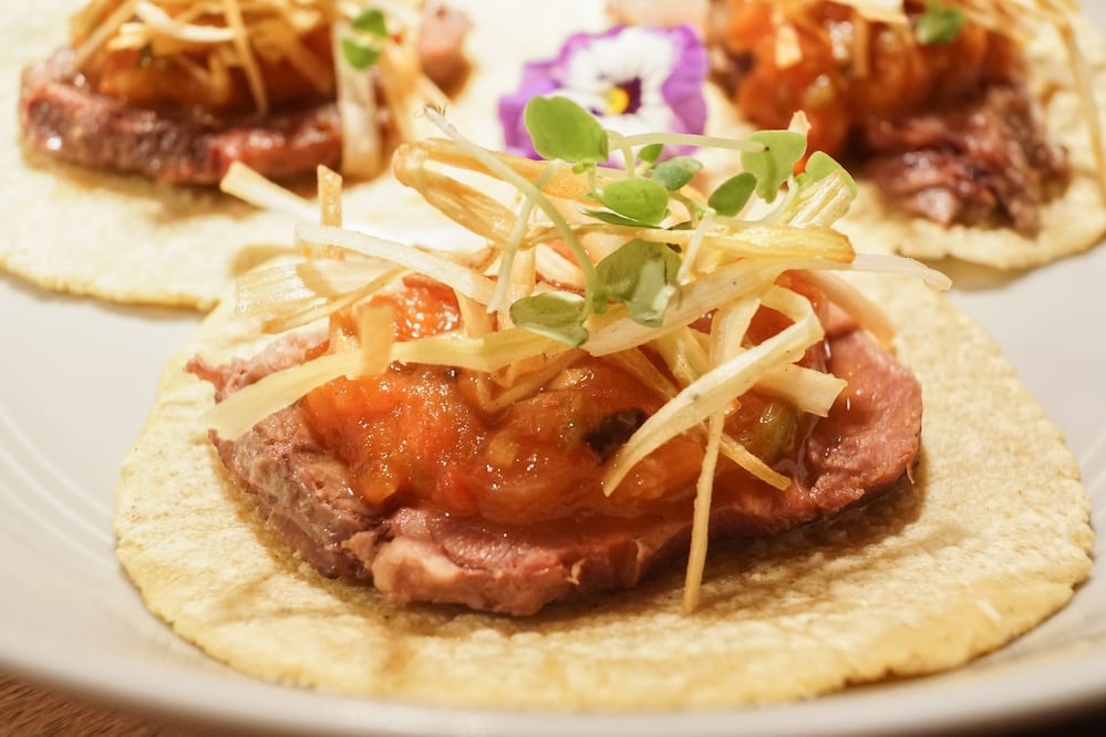 La orden de tres piezas se sirve con salsa martajada y poro crujiente