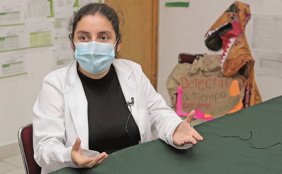 Josefina dice que la botarga sirve para aligerar la preocupación del paciente al estar frente a un médico. Fotos: Juan Boites/ EL UNIVERSAL.