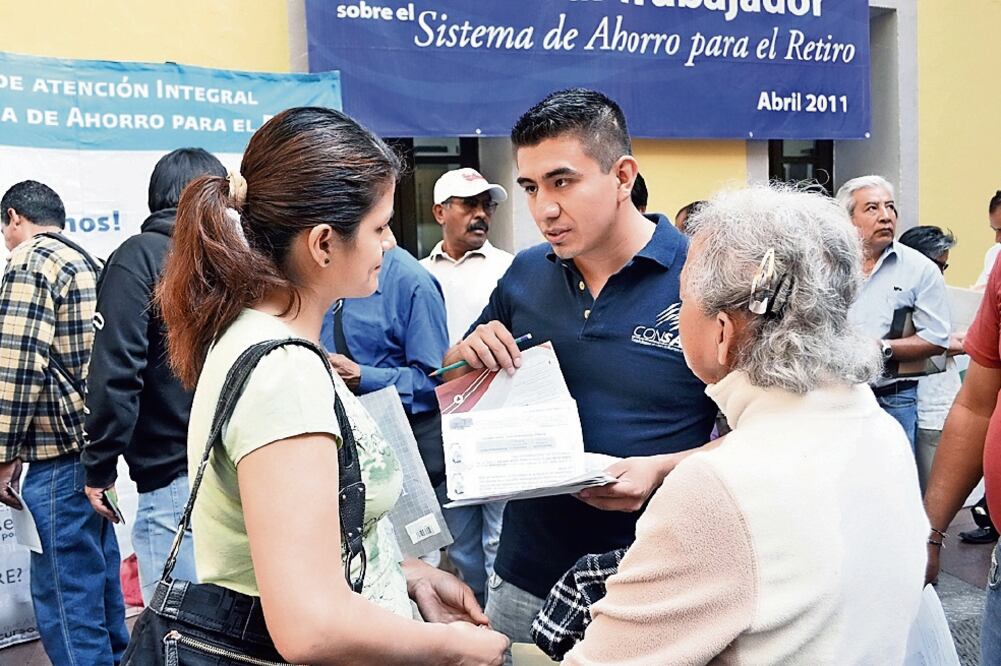 Del total de traspasos observados entre enero y abril, 41% fue de trabajadores que optaron por una Afore que les ofreció menor rendimiento, según la Consar (ARCHIVO EL UNIVERSAL)